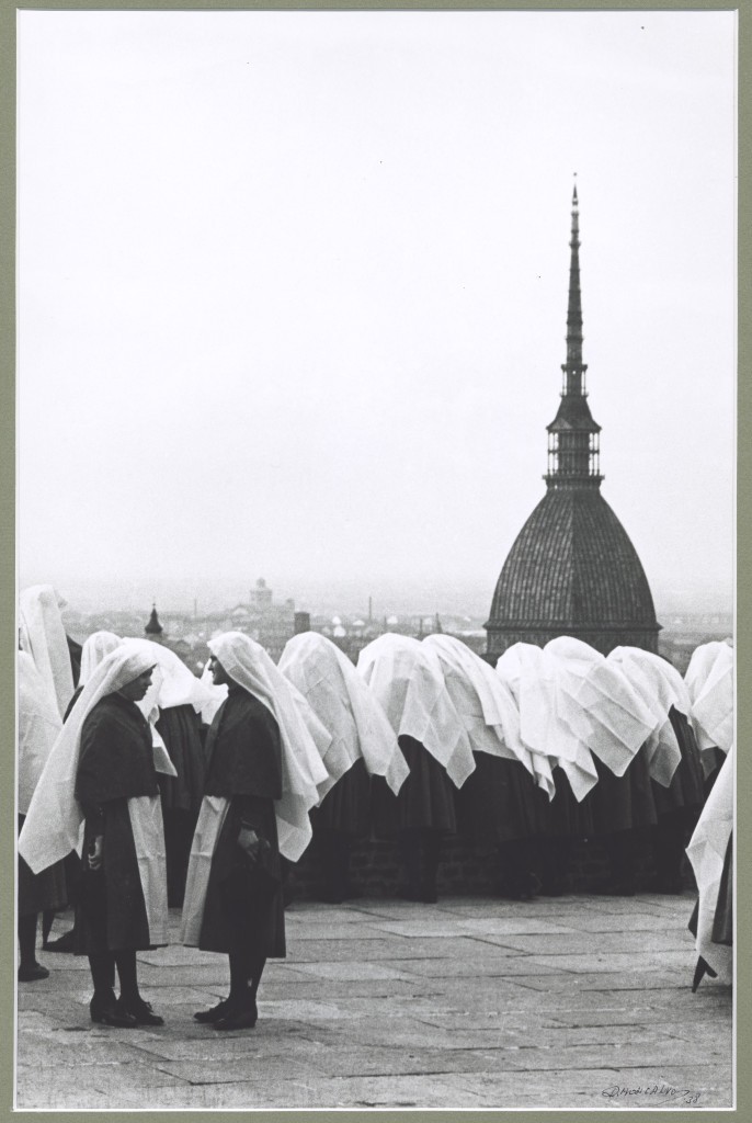 Un gruppo di suore al Monte dei Cappuccini per il tricentenario del miracolo al Monte; sullo sfondo la Mole Antonelliana.