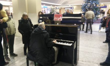 Un’idea di cultura, di civiltà. Un pianoforte da suonare a piacere in stazione.