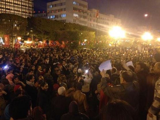 TUNISI IN PIAZZA In serata migliaia di persone si sono riversate nel centro della capitale per manifestare solidarietà alle vittime e per dire no al terrorismo. 