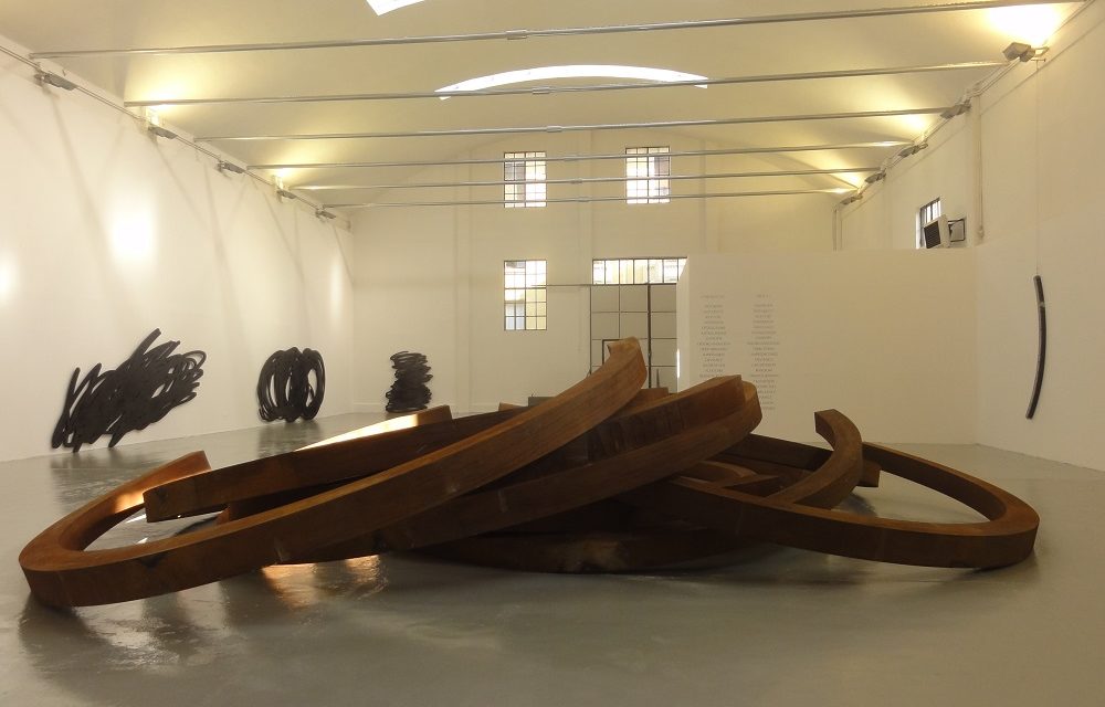La grande scultura  – con performance – di Bernar Venet alla galleria Persano.