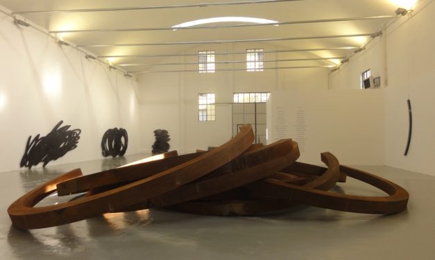 La grande scultura  – con performance – di Bernar Venet alla galleria Persano.
