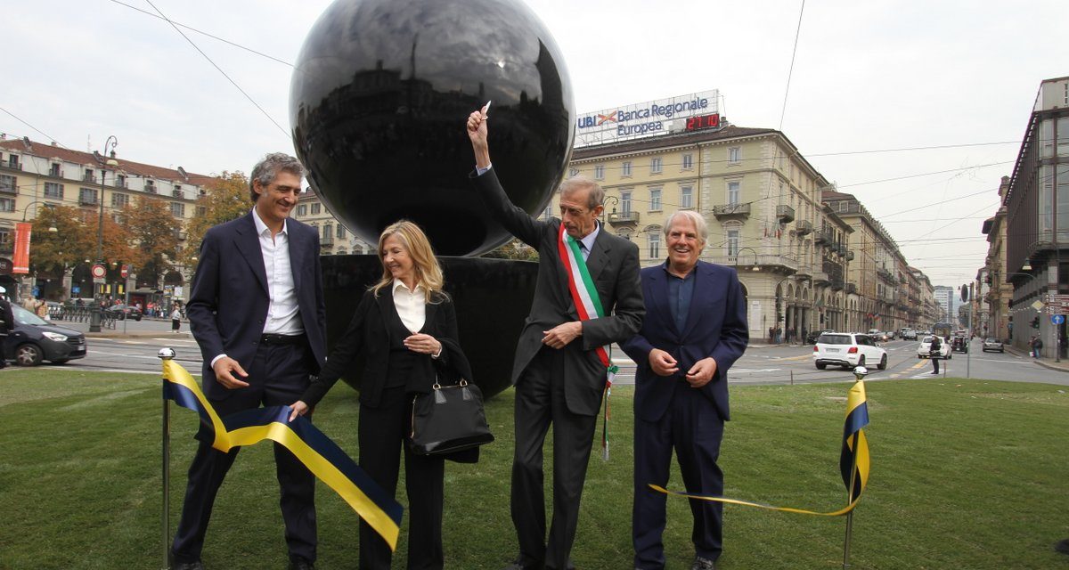 Un enorme “palla” scura in equilibrio su una mezza sfera a Porta Susa, perchè?