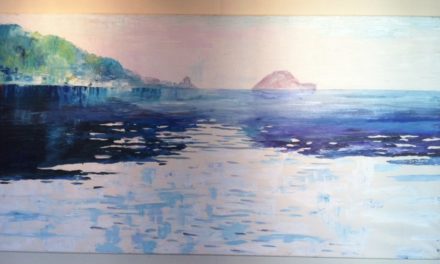 Mario Berrino, di là dal muretto e tra le onde. A Palazzo Cisterna i dipinti di "Un mare di colore".