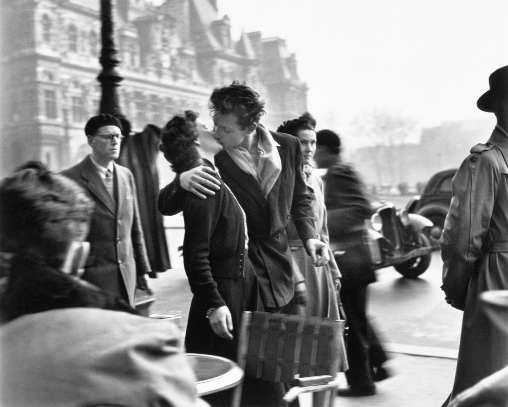 le-baiser-de-lhotel-de-ville-paris-1950-photographies-atelier-robert-doisneau