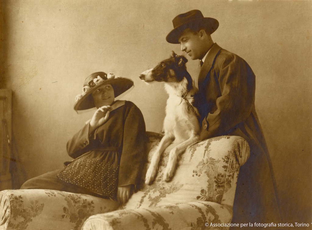 Giancarlo Dall'Armi, cane con coppia, 1920 ca.