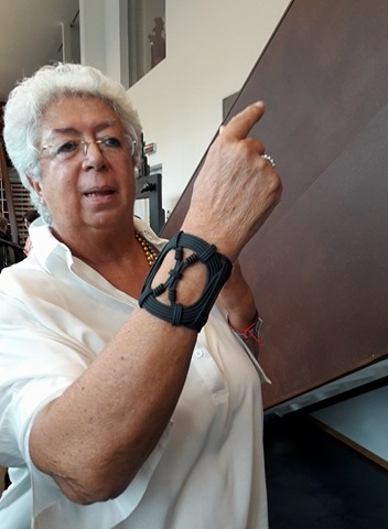 La direttrice della Fondazione Ferré Rita Airaghi con bracciale 3D
