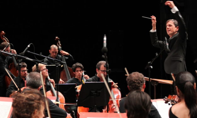 Prima a parole, al Circolo dei Lettori, poi dal palco del Conservatorio Verdi di Torino: la musica sinfonica si schiude.