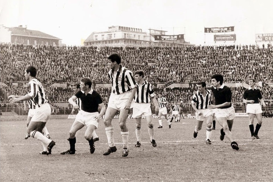 Juventus e Torino, storia calcistica e rivalità all'ombra della Mole.