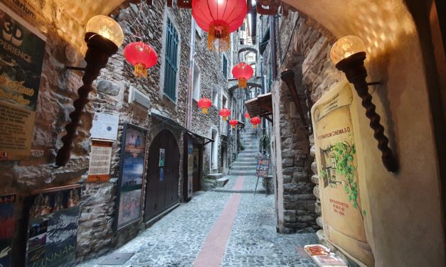 Il Visionarium di Dolceacqua si accende insieme a rosse lampade cinesi.