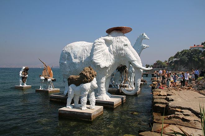 La voce dell’arte sulla politica. Carolyn Christov-Bakargiev nel 2015 curò la Biennale di Istanbul.